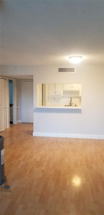 Active With Contract: $2,000 (2 beds, 2 baths, 1106 Square Feet)