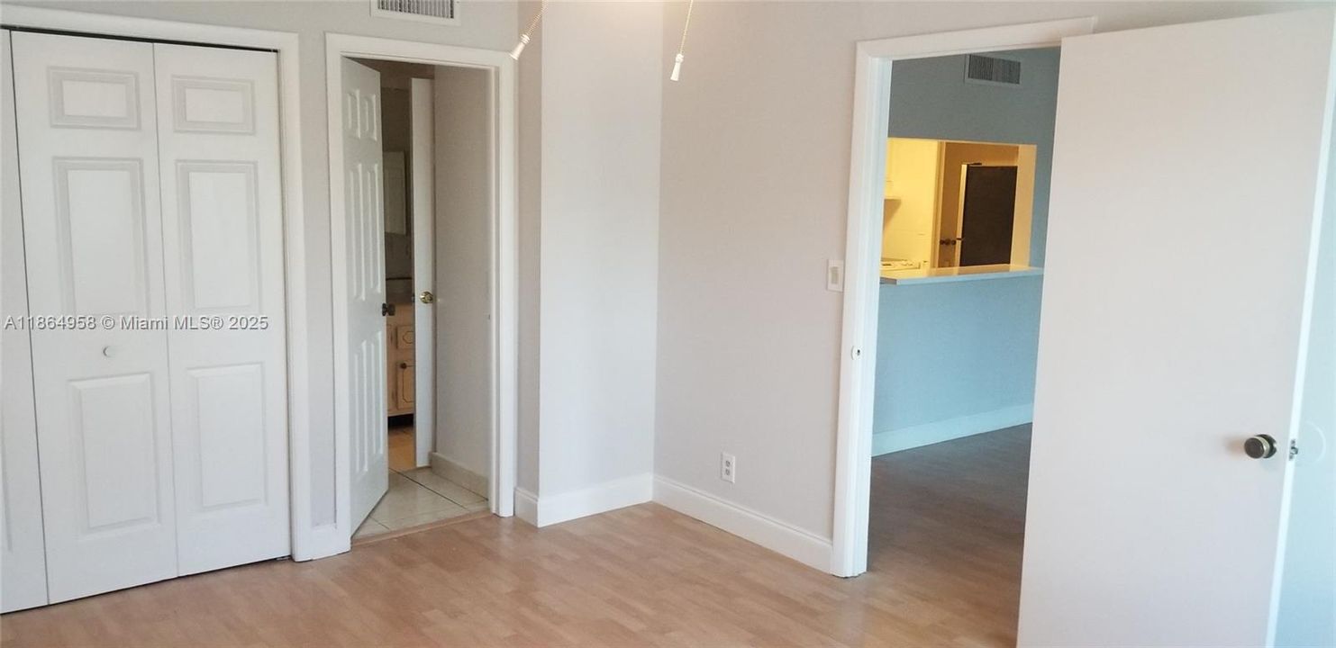 Active With Contract: $2,000 (2 beds, 2 baths, 1106 Square Feet)