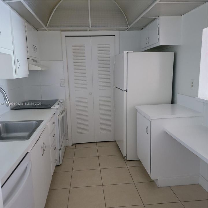 Active With Contract: $2,000 (2 beds, 2 baths, 1106 Square Feet)