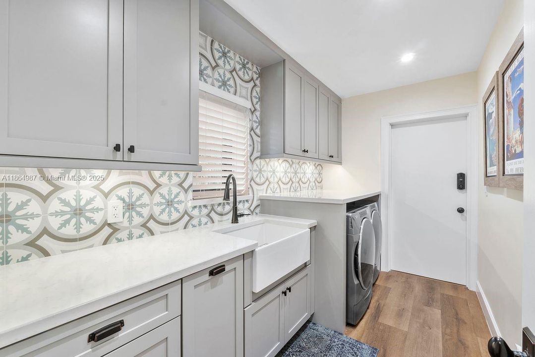 合同活跃: $2,799,000 (4 贝兹, 3 浴室, 3254 平方英尺)