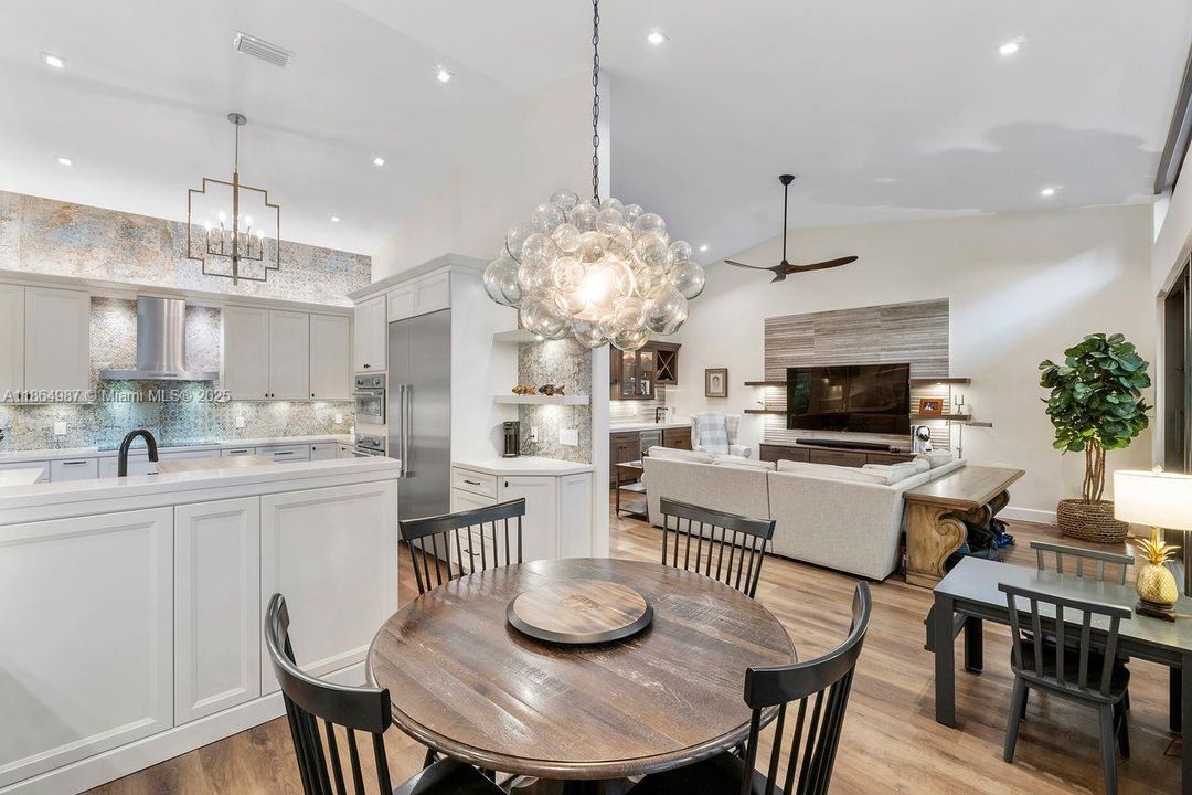 合同活跃: $2,799,000 (4 贝兹, 3 浴室, 3254 平方英尺)