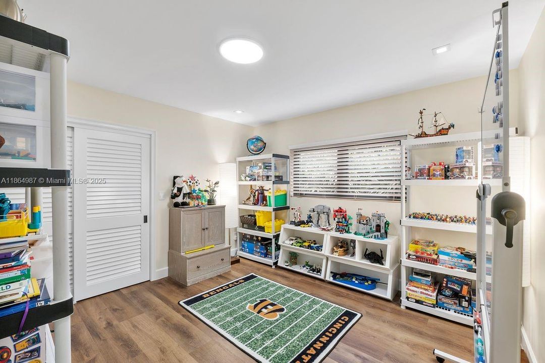 合同活跃: $2,799,000 (4 贝兹, 3 浴室, 3254 平方英尺)