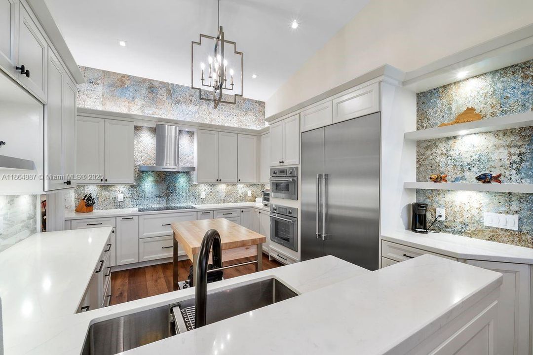 合同活跃: $2,799,000 (4 贝兹, 3 浴室, 3254 平方英尺)