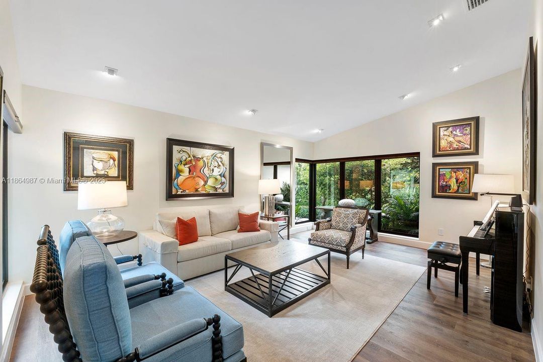 合同活跃: $2,799,000 (4 贝兹, 3 浴室, 3254 平方英尺)