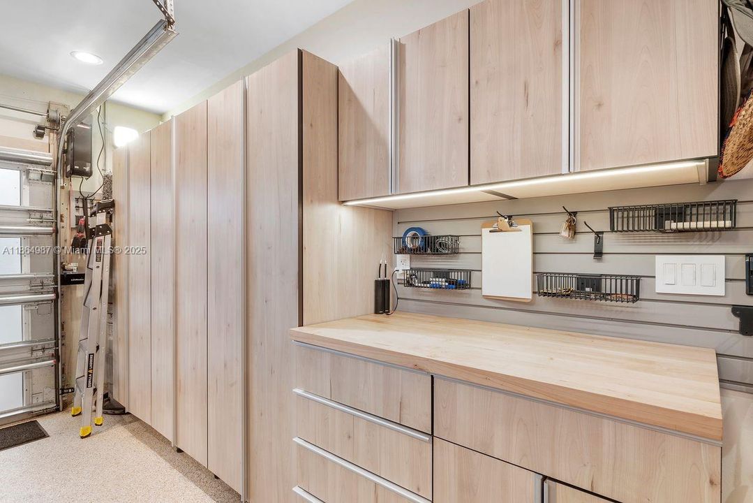 合同活跃: $2,799,000 (4 贝兹, 3 浴室, 3254 平方英尺)