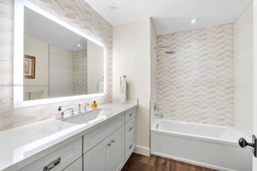 合同活跃: $2,799,000 (4 贝兹, 3 浴室, 3254 平方英尺)