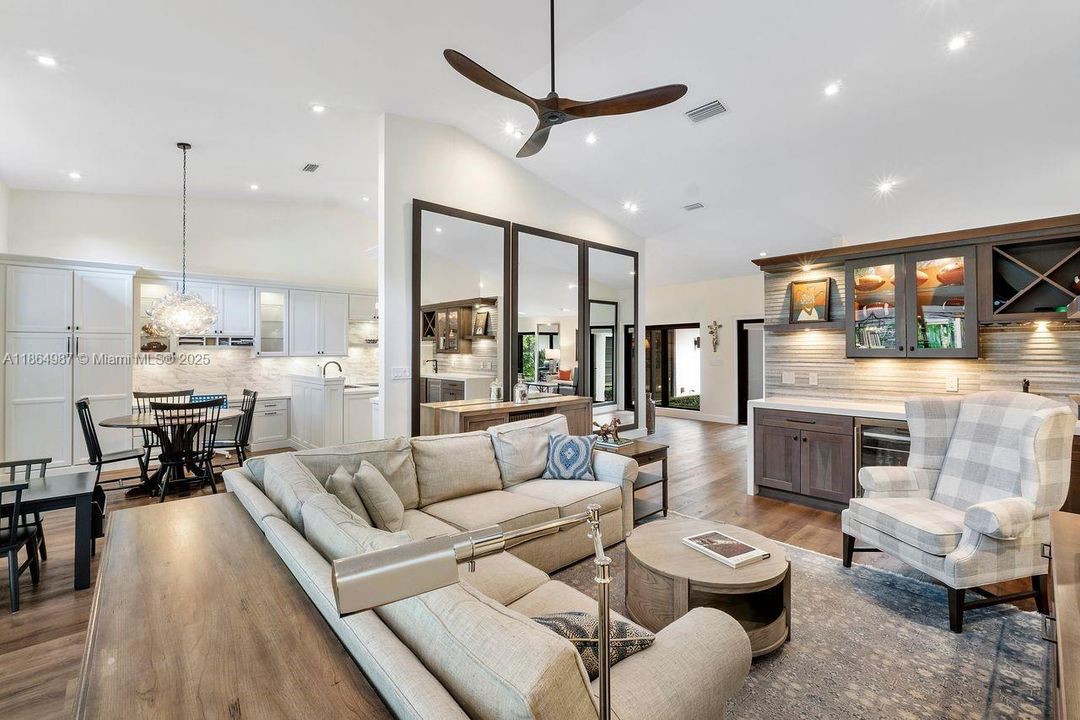 合同活跃: $2,799,000 (4 贝兹, 3 浴室, 3254 平方英尺)