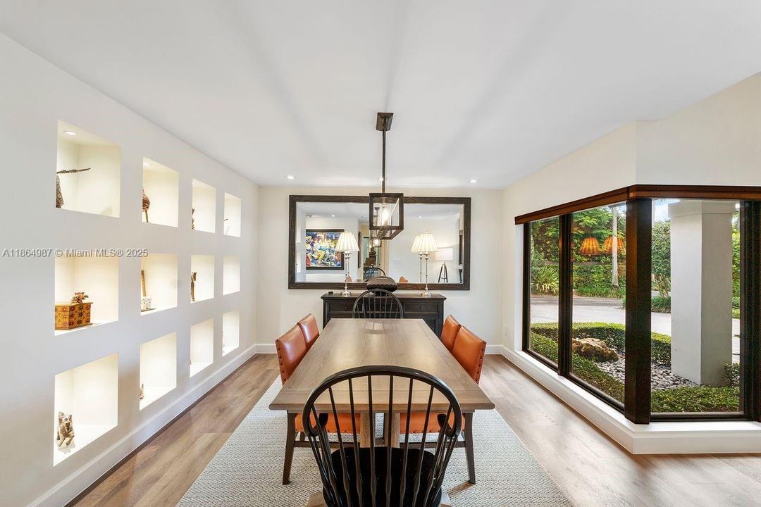 合同活跃: $2,799,000 (4 贝兹, 3 浴室, 3254 平方英尺)