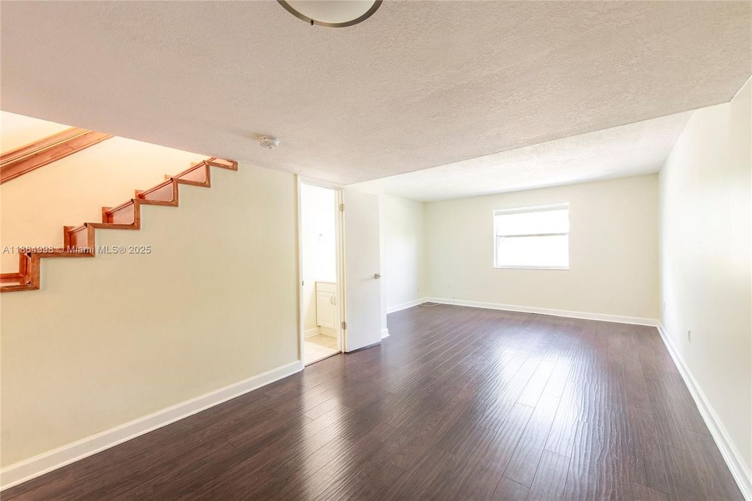 For Sale: $315,000 (2 beds, 1 baths, 988 Square Feet)