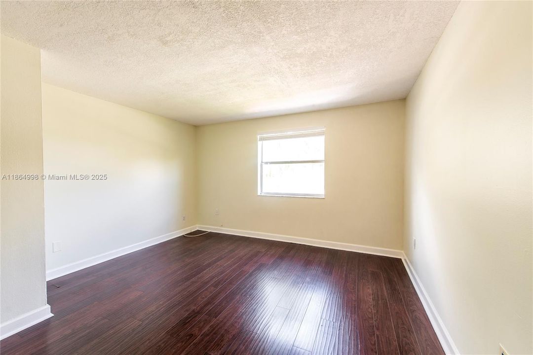For Sale: $315,000 (2 beds, 1 baths, 988 Square Feet)