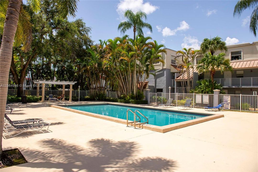 For Sale: $315,000 (2 beds, 1 baths, 988 Square Feet)