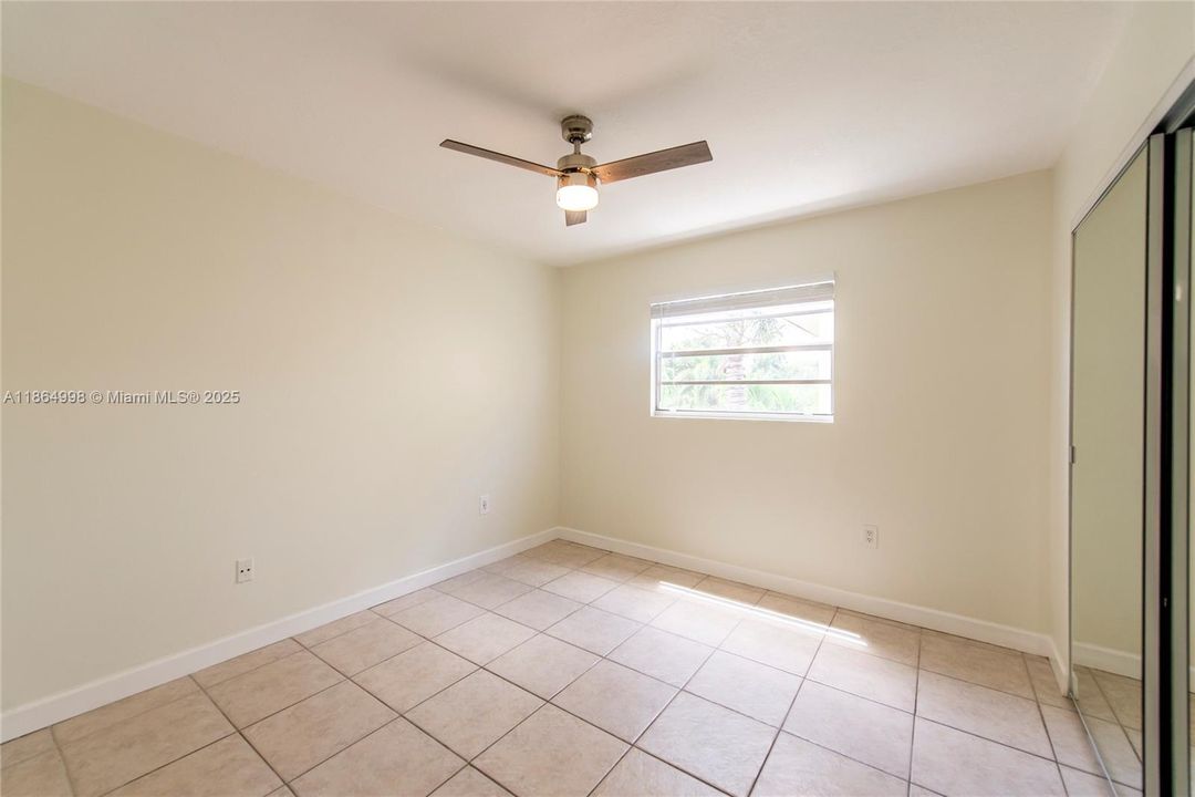 For Sale: $315,000 (2 beds, 1 baths, 988 Square Feet)