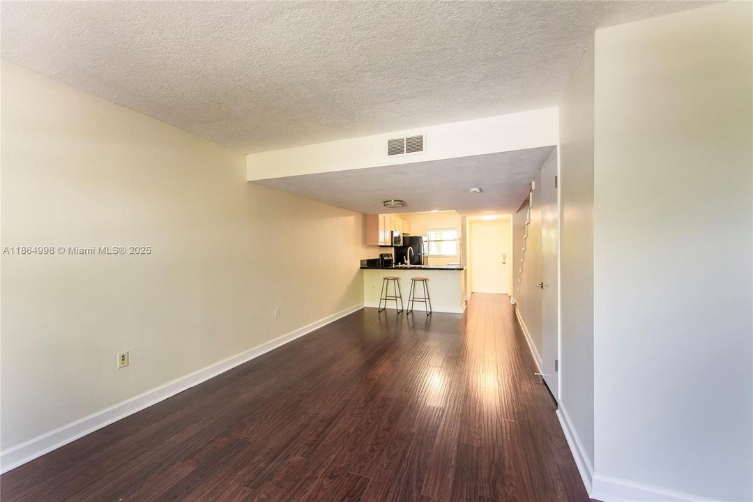 For Sale: $315,000 (2 beds, 1 baths, 988 Square Feet)