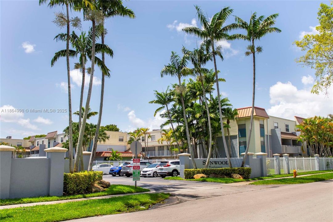 For Sale: $315,000 (2 beds, 1 baths, 988 Square Feet)