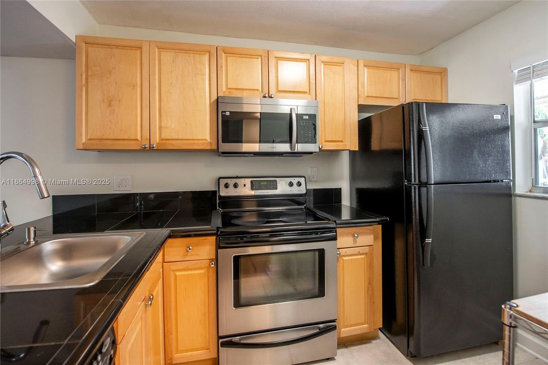 For Sale: $315,000 (2 beds, 1 baths, 988 Square Feet)
