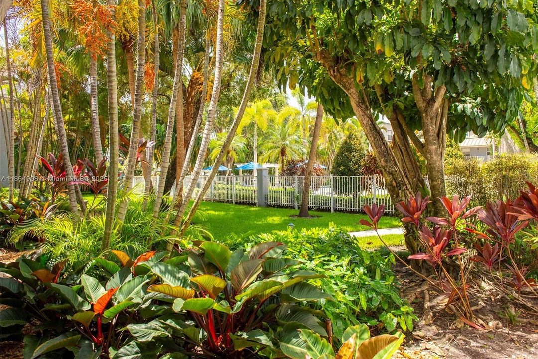 For Sale: $315,000 (2 beds, 1 baths, 988 Square Feet)