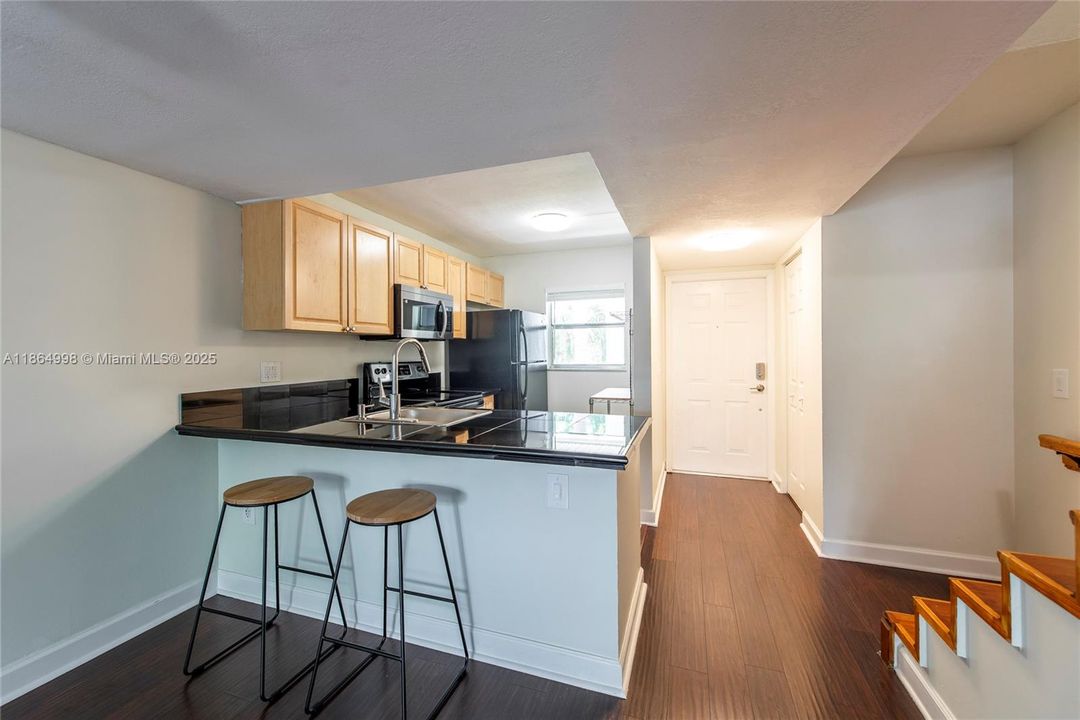 For Sale: $315,000 (2 beds, 1 baths, 988 Square Feet)