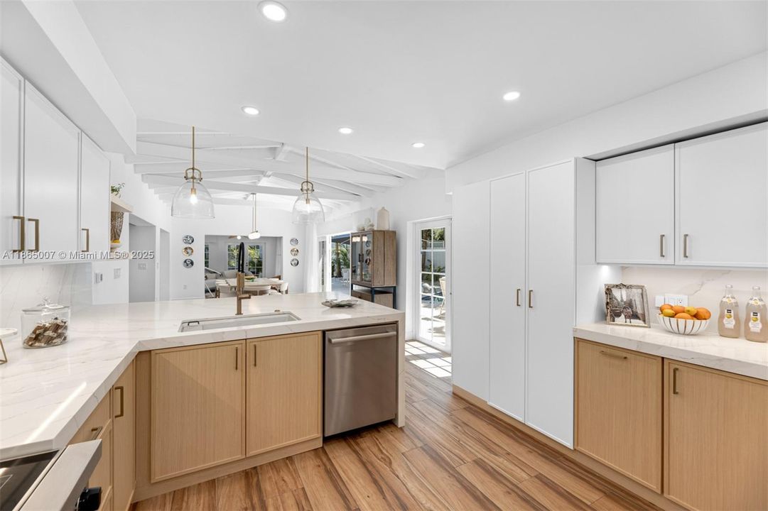 待售: $3,997,000 (5 贝兹, 5 浴室, 3962 平方英尺)