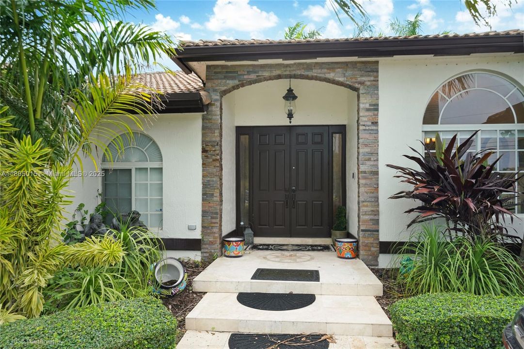 最近售出: $1,140,000 (5 贝兹, 3 浴室, 3316 平方英尺)