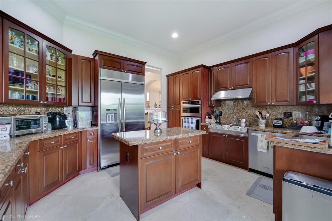 最近售出: $1,140,000 (5 贝兹, 3 浴室, 3316 平方英尺)