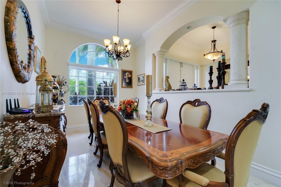 最近售出: $1,140,000 (5 贝兹, 3 浴室, 3316 平方英尺)