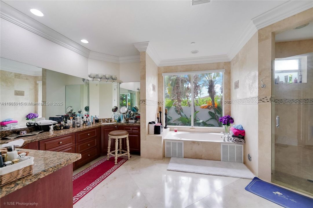 最近售出: $1,140,000 (5 贝兹, 3 浴室, 3316 平方英尺)