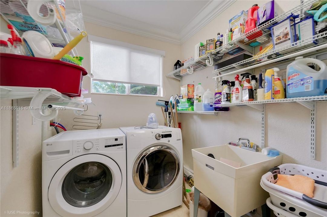 最近售出: $1,140,000 (5 贝兹, 3 浴室, 3316 平方英尺)