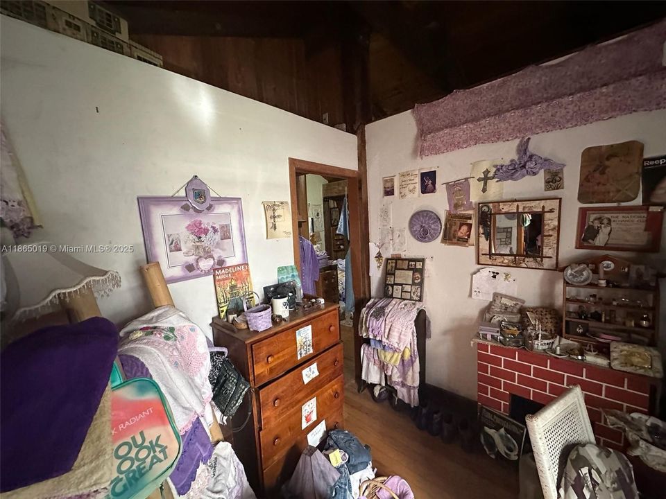 合同活跃: $399,900 (3 贝兹, 2 浴室, 1601 平方英尺)