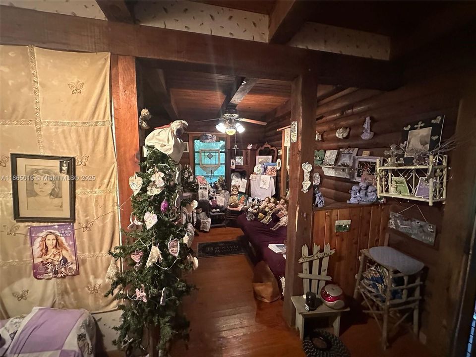 合同活跃: $399,900 (3 贝兹, 2 浴室, 1601 平方英尺)