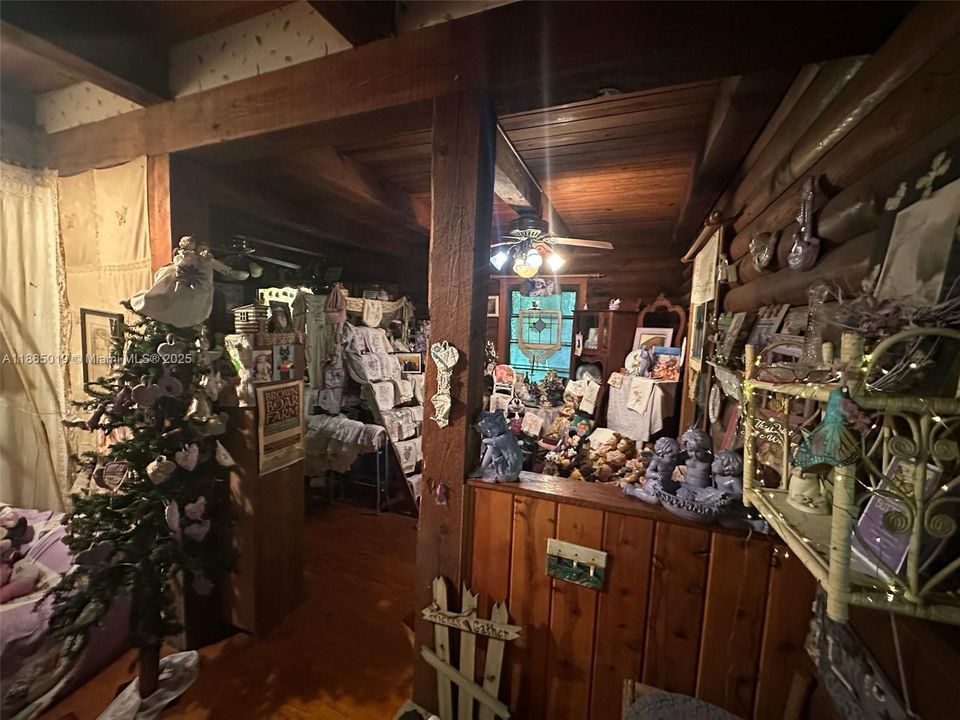 合同活跃: $399,900 (3 贝兹, 2 浴室, 1601 平方英尺)