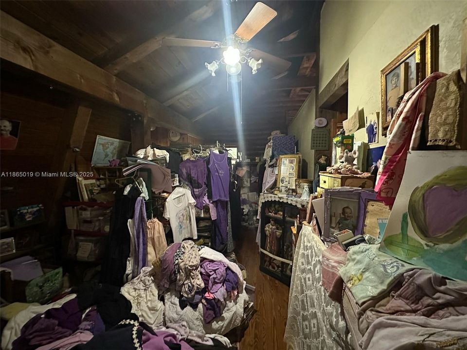 合同活跃: $399,900 (3 贝兹, 2 浴室, 1601 平方英尺)