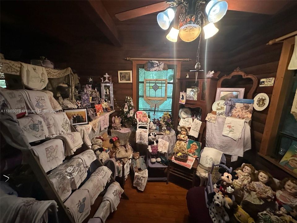 合同活跃: $399,900 (3 贝兹, 2 浴室, 1601 平方英尺)