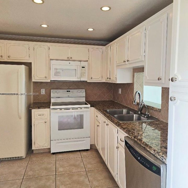 合同活跃: $180,000 (2 贝兹, 2 浴室, 1144 平方英尺)