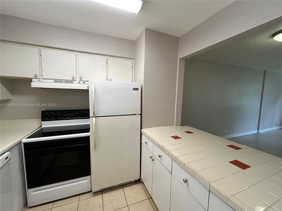 待售: $159,000 (1 贝兹, 1 浴室, 720 平方英尺)