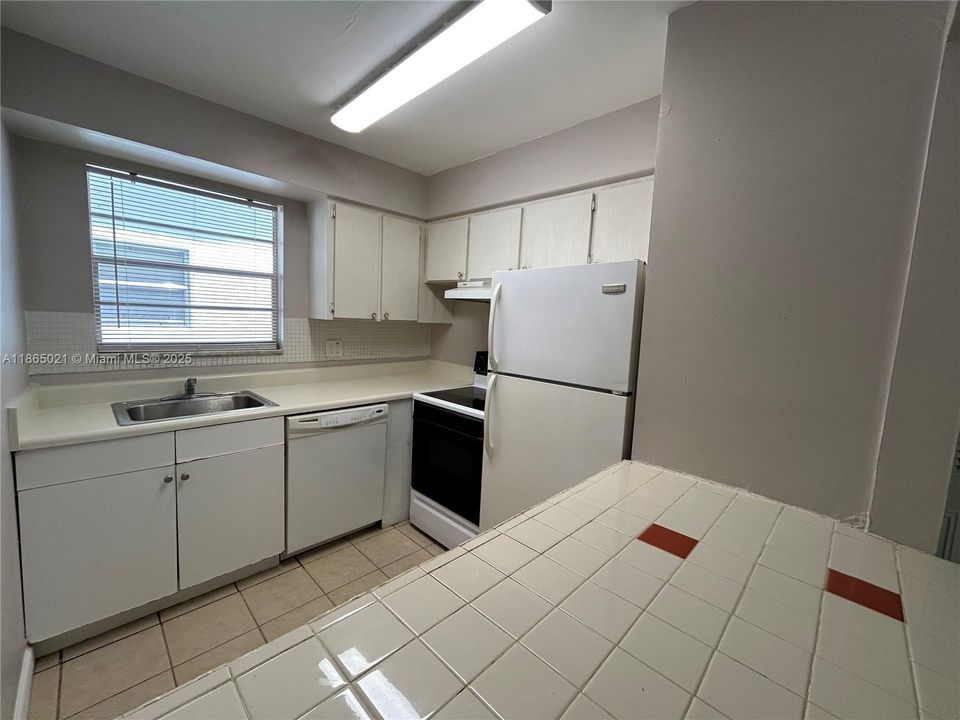 待售: $159,000 (1 贝兹, 1 浴室, 720 平方英尺)