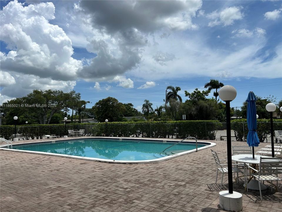 待售: $159,000 (1 贝兹, 1 浴室, 720 平方英尺)