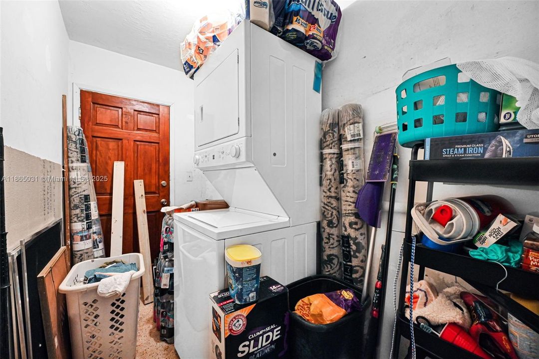 合同活跃: $319,999 (3 贝兹, 1 浴室, 1040 平方英尺)