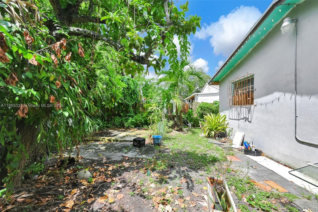 合同活跃: $319,999 (3 贝兹, 1 浴室, 1040 平方英尺)