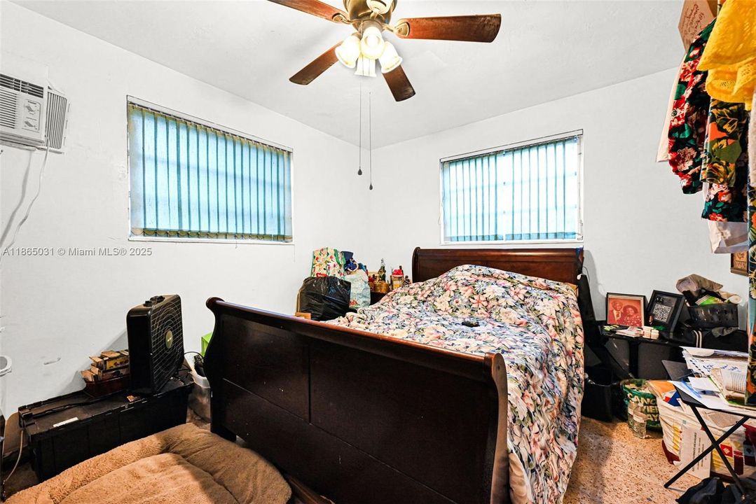 合同活跃: $319,999 (3 贝兹, 1 浴室, 1040 平方英尺)