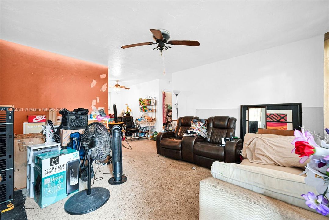 合同活跃: $319,999 (3 贝兹, 1 浴室, 1040 平方英尺)