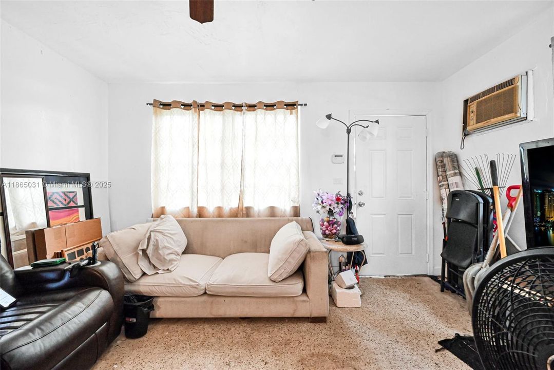 合同活跃: $319,999 (3 贝兹, 1 浴室, 1040 平方英尺)