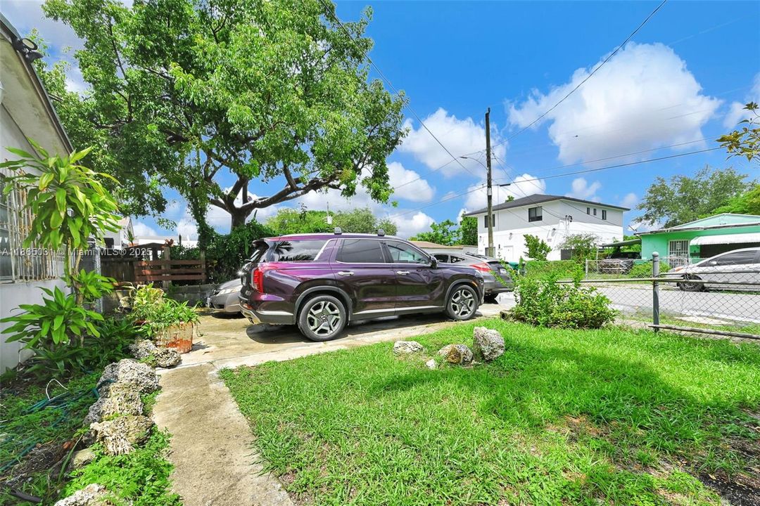 合同活跃: $319,999 (3 贝兹, 1 浴室, 1040 平方英尺)