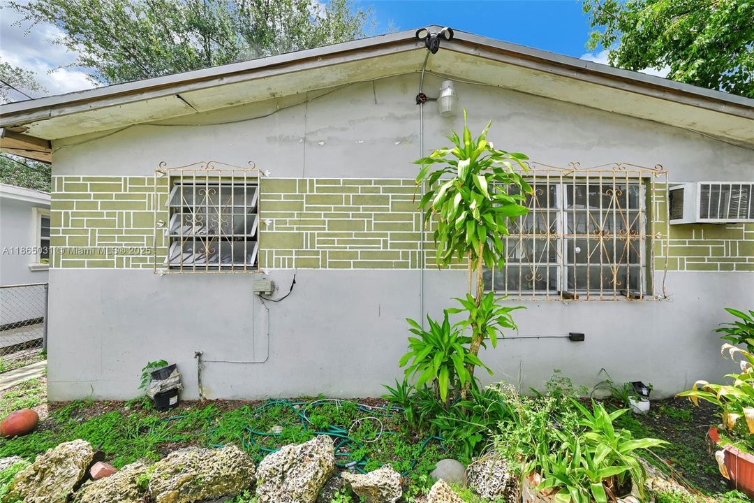 合同活跃: $319,999 (3 贝兹, 1 浴室, 1040 平方英尺)