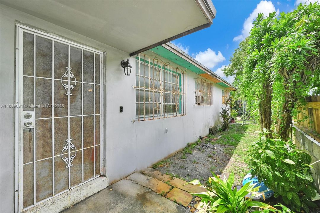 合同活跃: $319,999 (3 贝兹, 1 浴室, 1040 平方英尺)