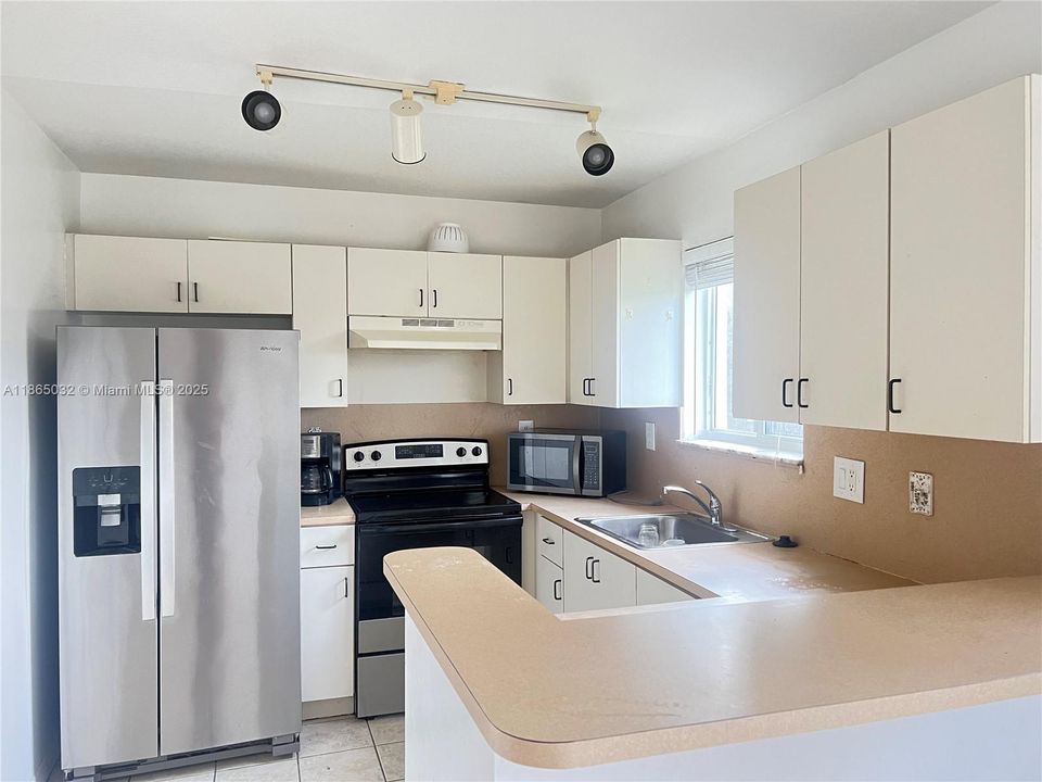 Active With Contract: $200,000 (3 beds, 2 baths, 1176 Square Feet)