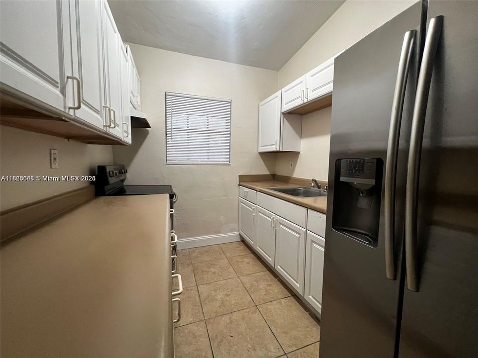 Под контрактом: $3,099 (4 спален, 2 ванн, 1358 Квадратных фут)