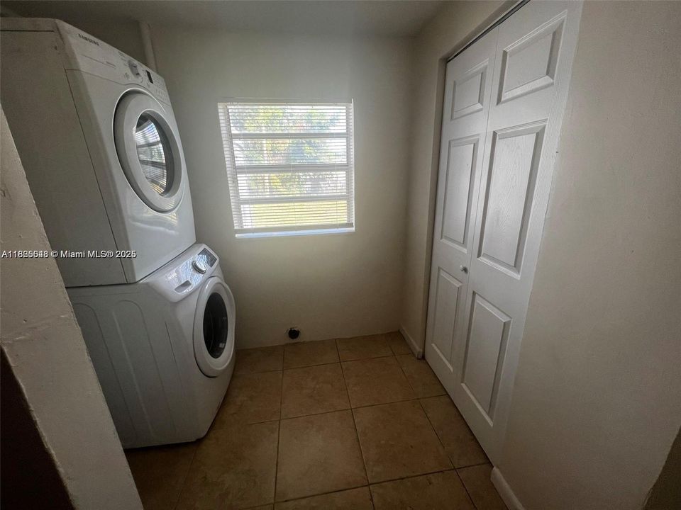 Под контрактом: $3,099 (4 спален, 2 ванн, 1358 Квадратных фут)