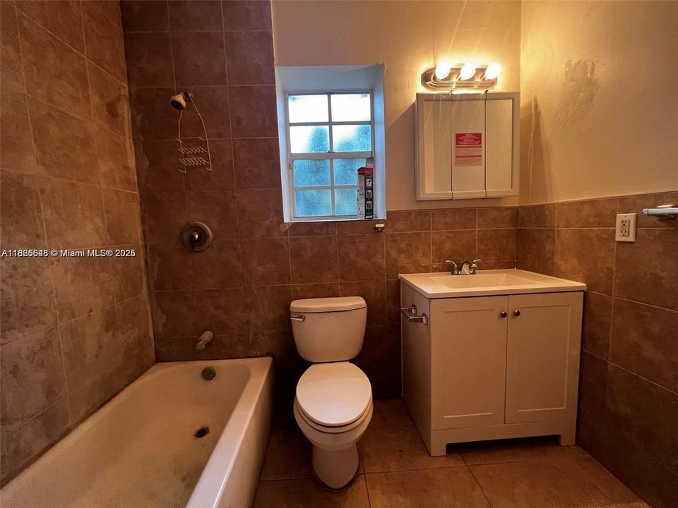 Под контрактом: $3,099 (4 спален, 2 ванн, 1358 Квадратных фут)