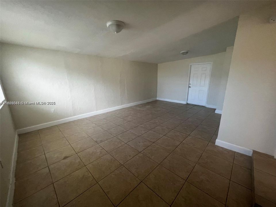 Под контрактом: $3,099 (4 спален, 2 ванн, 1358 Квадратных фут)