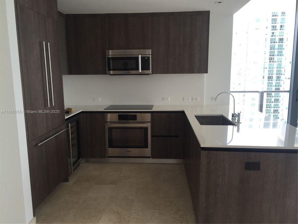 Под контрактом: $6,800 (2 спален, 2 ванн, 1265 Квадратных фут)